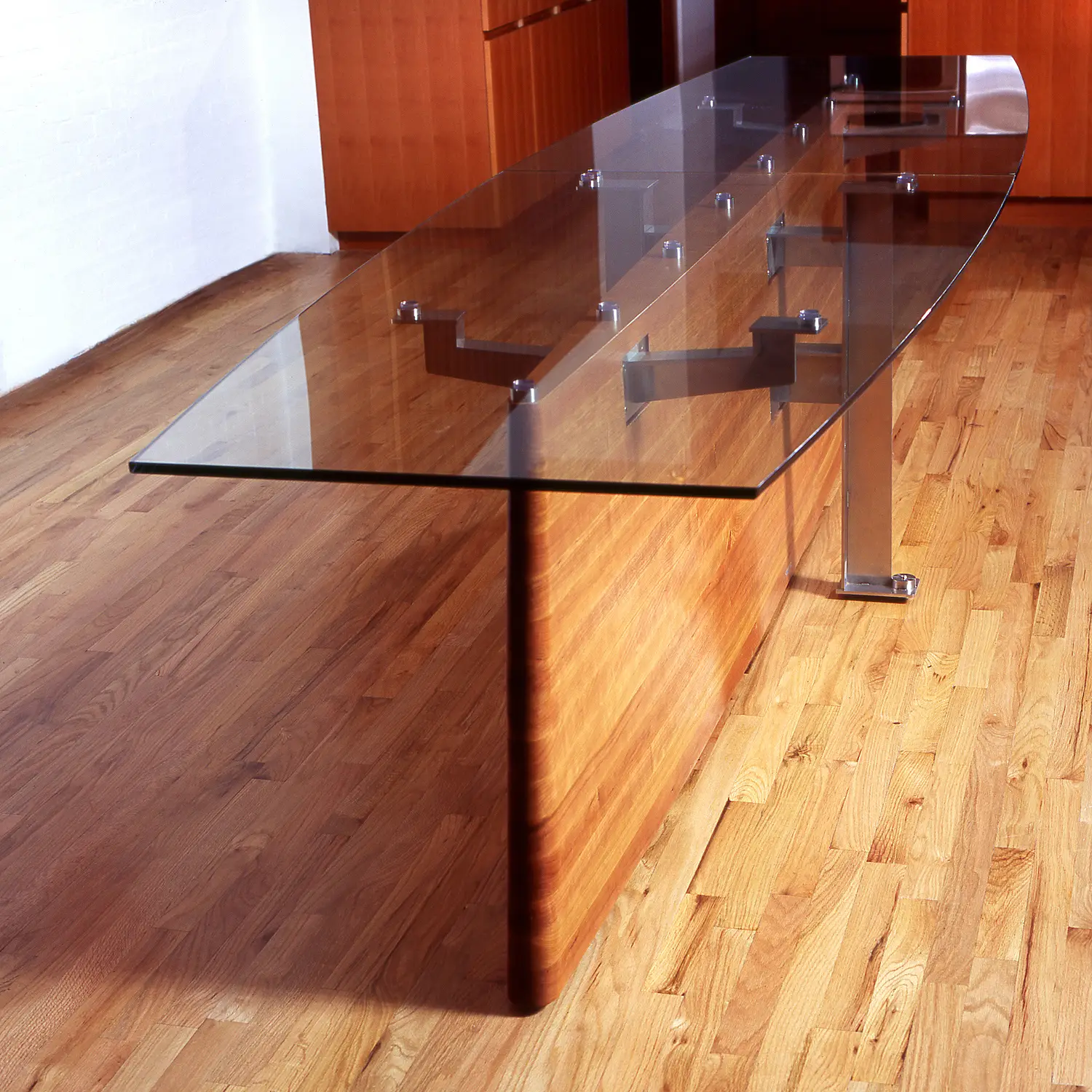 Jaffe Table showing the relationship between its wooden structure and stainless steel supports