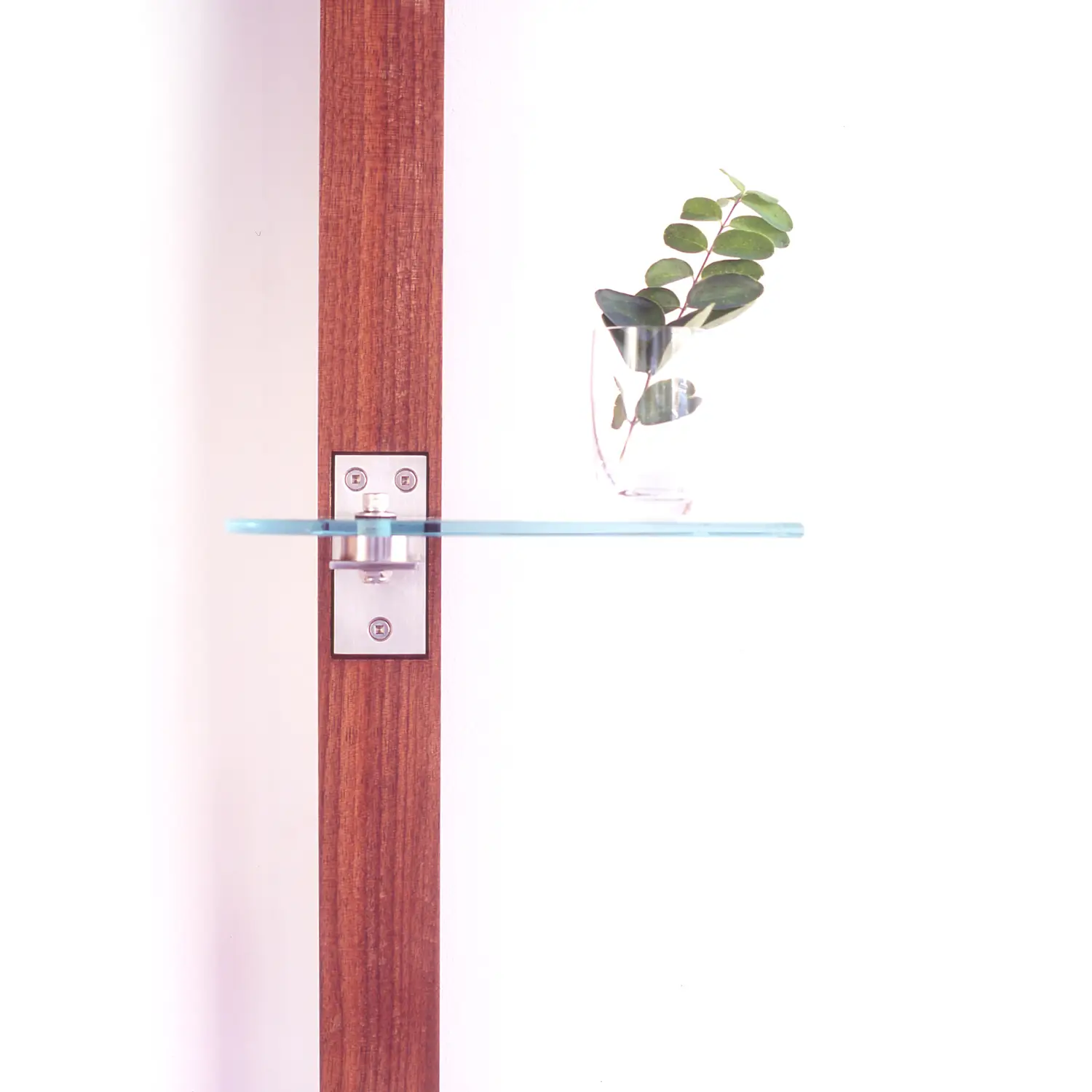 Miru Ichi side view showing the minimal profile of its wooden support and projecting glass shelves